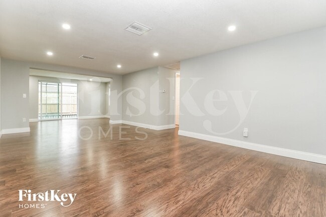 Building Photo - 3844 Elmwood Dr