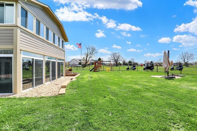 Building Photo - 3037 Golfview Dr