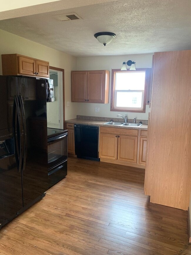 Building Photo - Spacious 3 Bedroom, 2 Bathroom Home near A...