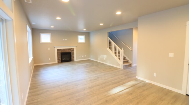 Building Photo - Rare 5/3 home in SE Bend