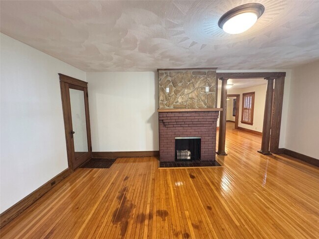Building Photo - 27 Schubert St
