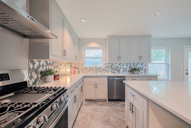 Building Photo - 5123 Saxon Dr