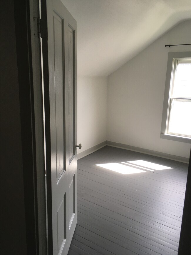 Large bedroom - 805 Buffalo St