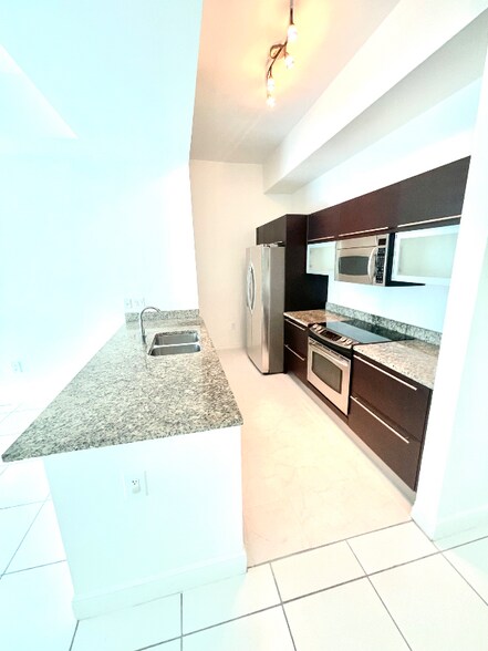 Building Photo - 950 Brickell Bay Dr