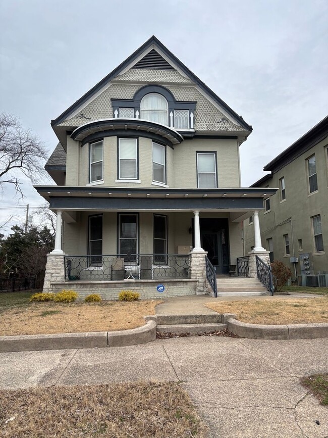Building Photo - Historic Downtown Home with Modern Charm