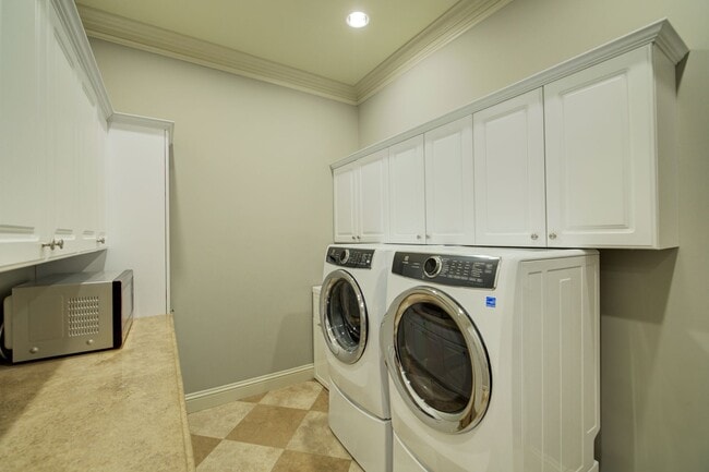 Building Photo - 4Bd+Den/4.5Ba Clyde Hill House
