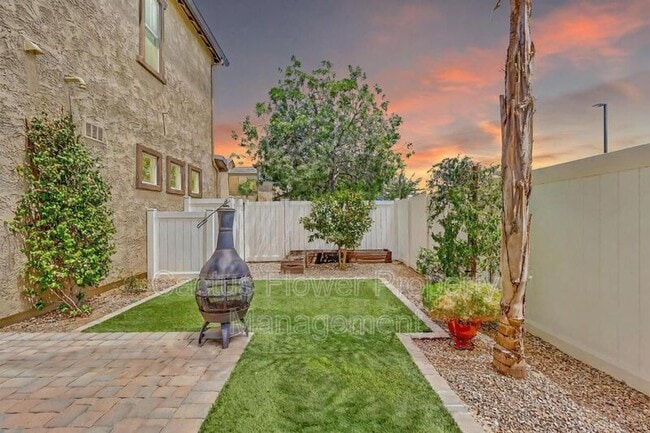 Building Photo - 2734 S Santa Rita