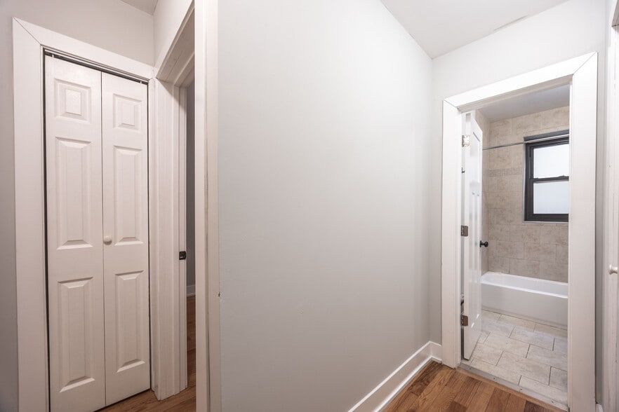 Building Photo - 435 W Roscoe St