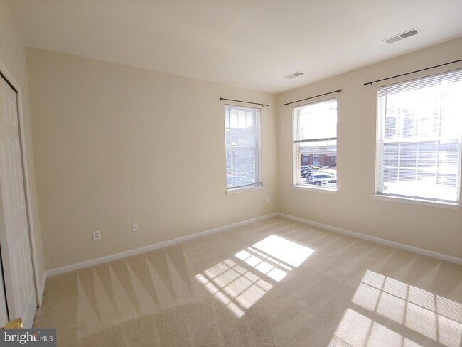 Building Photo - 2610 Chapel Lake Dr