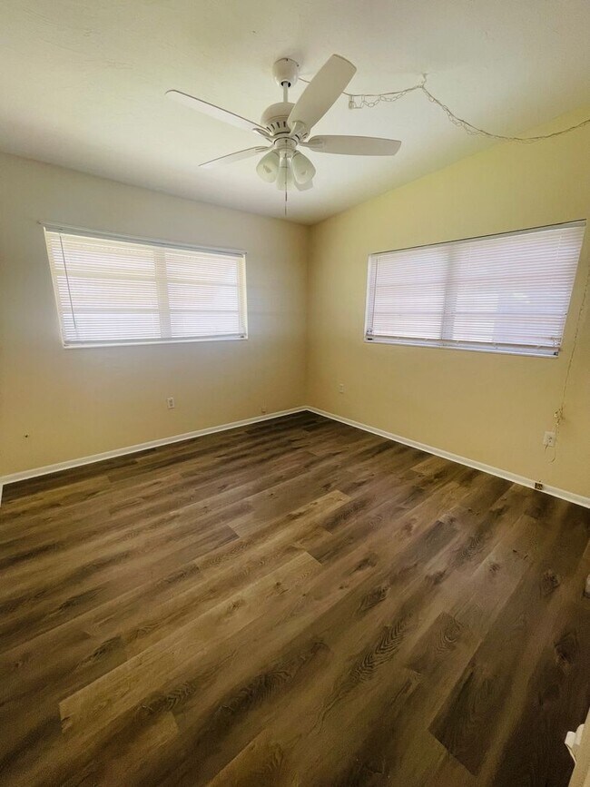 Building Photo - Spacious 2Bed/2Bath Home Avail. for Rent in Southgate Sarasota!!