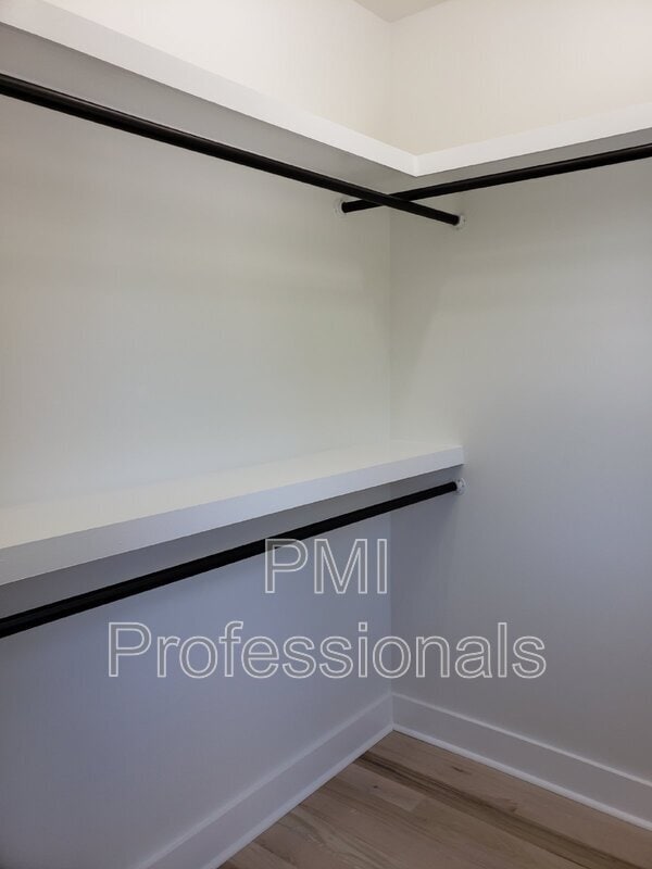 Building Photo - 215 Eisenhower Dr