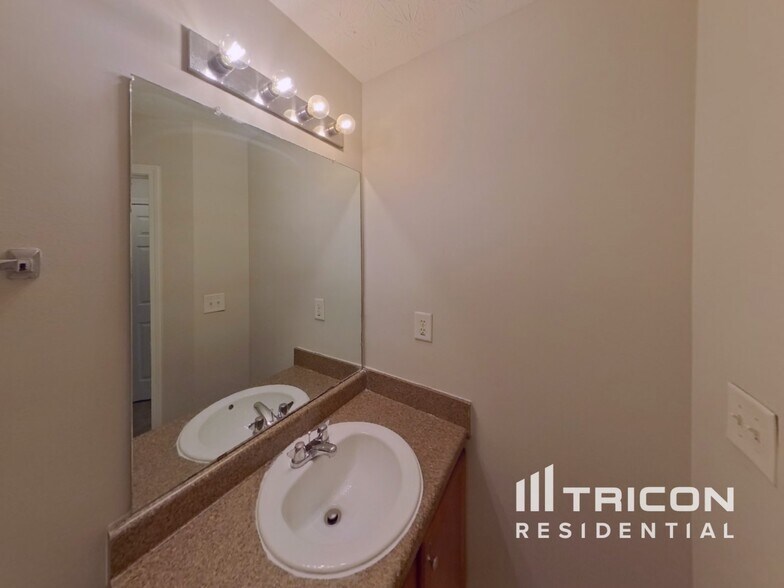 Building Photo - 660 Escalade Dr