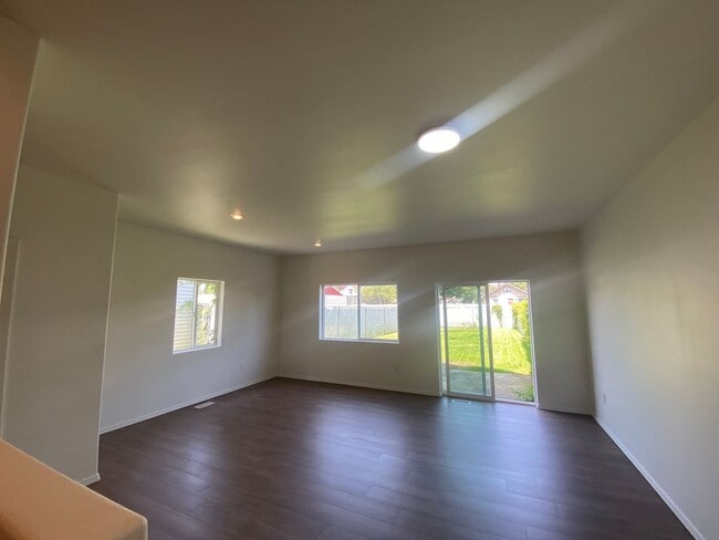 Building Photo - Large 3 bedroom, 2.5 bath duplex-just upda...
