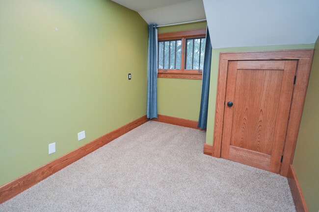 Building Photo - Kutzky Park Home w/Master Suite