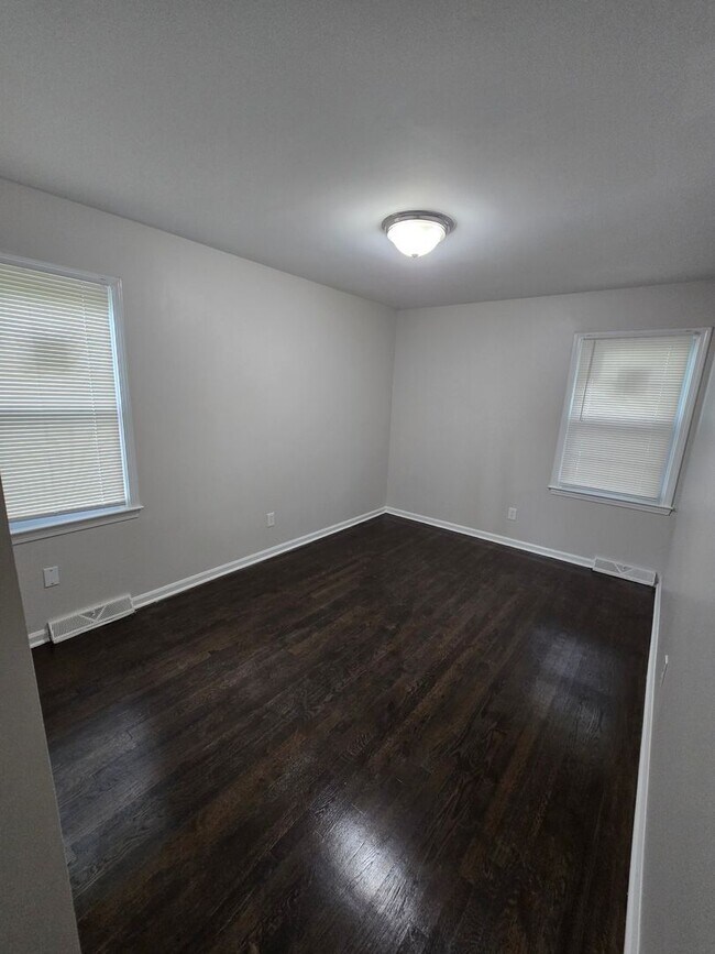 Building Photo - 4 bedrooms 2 bedroom fenced in yard