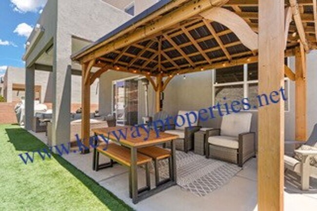 Building Photo - Like New Los Lunas Home!