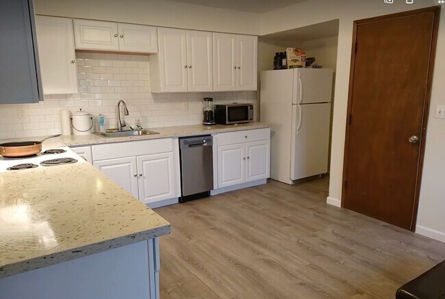 Building Photo - Adorable Woodstock 3 bedroom available for...
