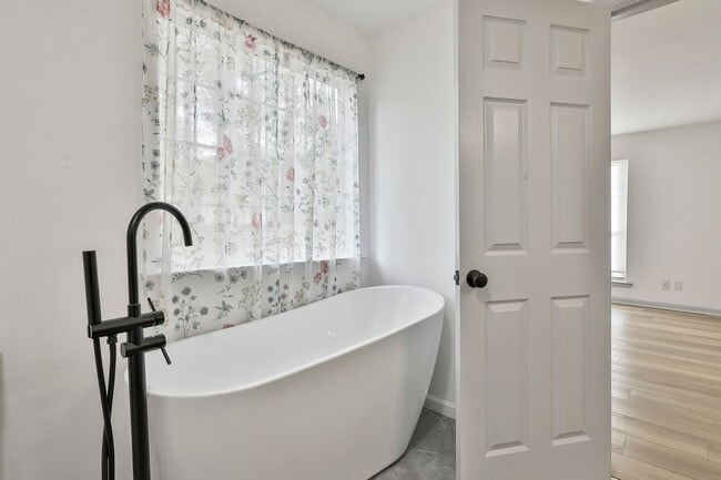 Building Photo - Fully Renovated 3/2 Ranch in Starr's Mill