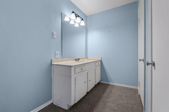 Building Photo - 505 W 7th St