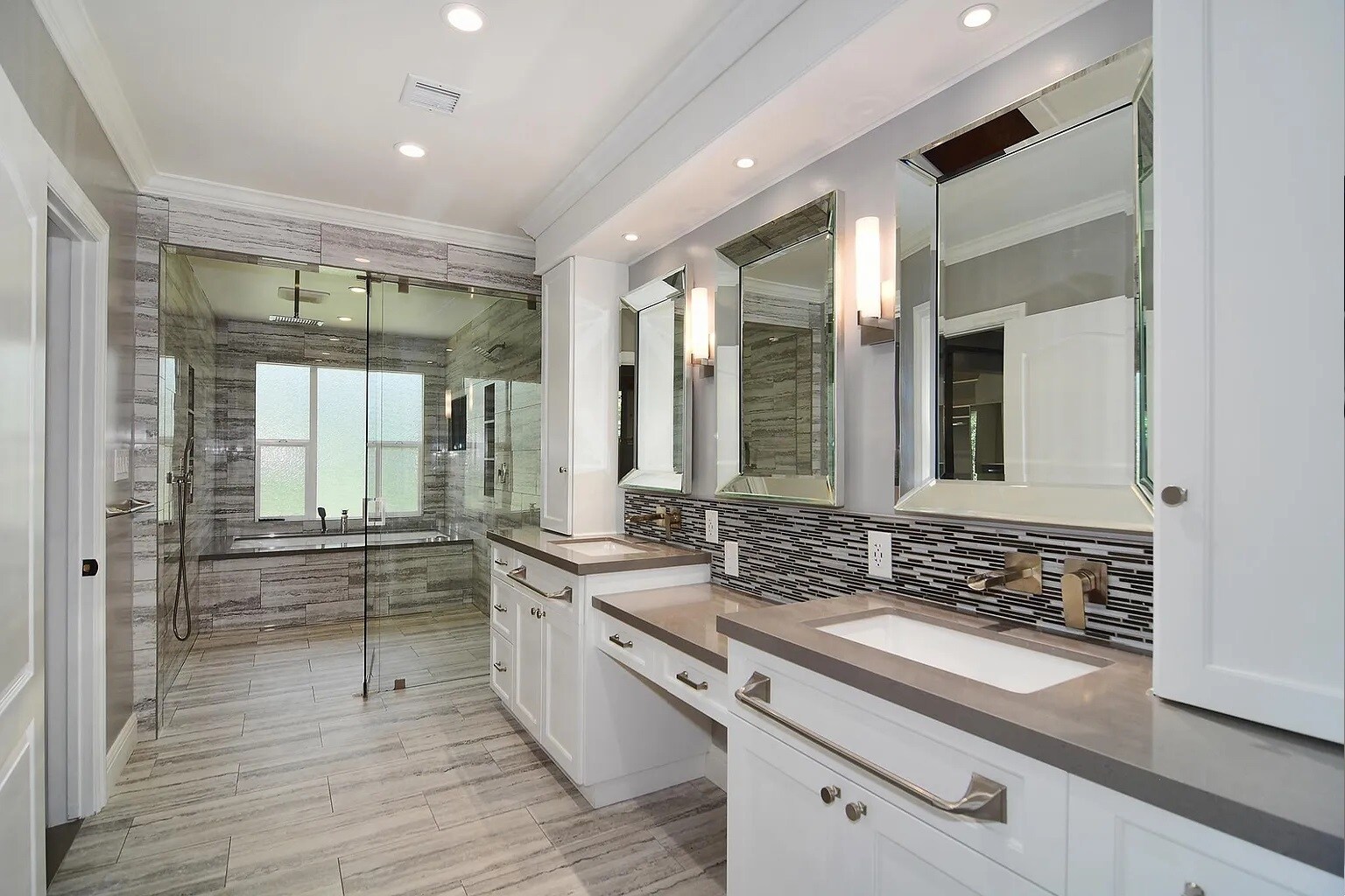 Building Photo - 17601 Tarzana St