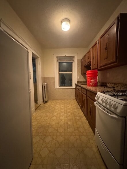 Building Photo - 86 Maple St