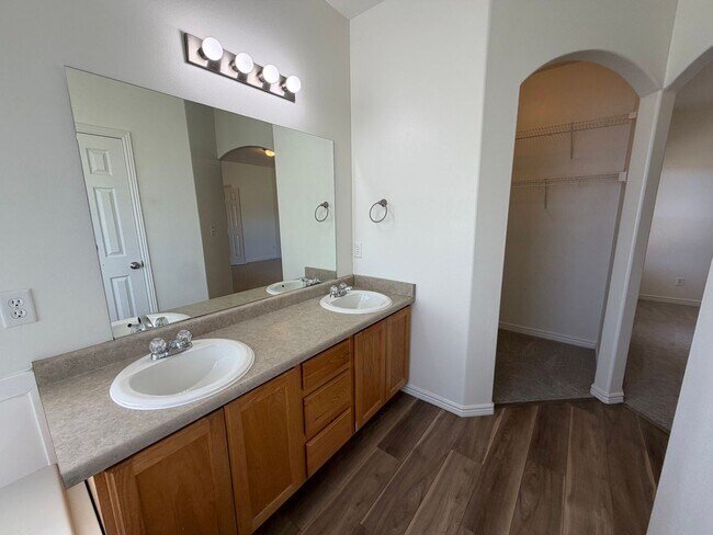 Building Photo - 519 Harvest Ln