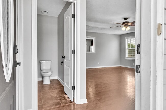 Building Photo - 3 bedroom home with fenced in backyard clo...