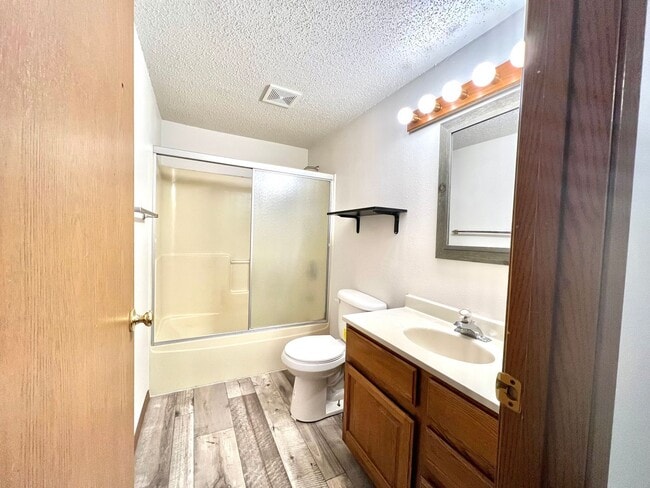 Building Photo - 3 bed, 2 bath Townhome - 1 Month Free on a 12-Month Lease!