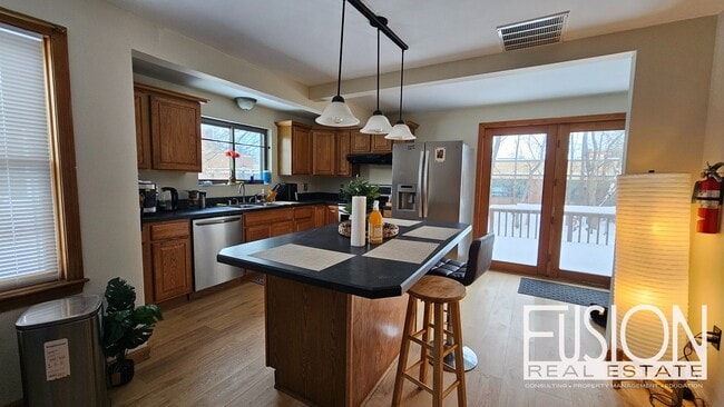 Building Photo - ONE Private Room with ALL Utilities Included in Prime Burlington Location