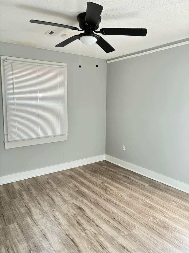 Building Photo - 3871 Northview Dr