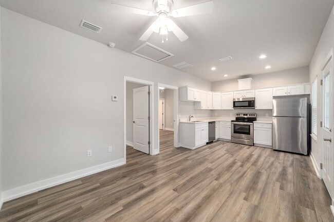 Building Photo - 2BR/2Bath Located in the heart of Gainesvi...