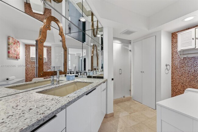 Building Photo - 16711 Collins Ave