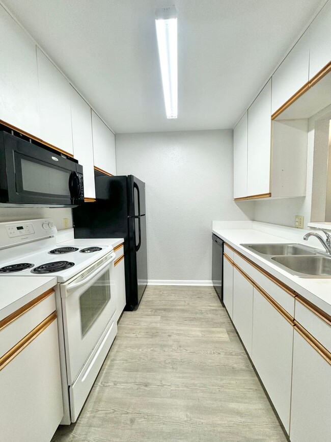 Building Photo - Ground Floor Condo - Park Lake