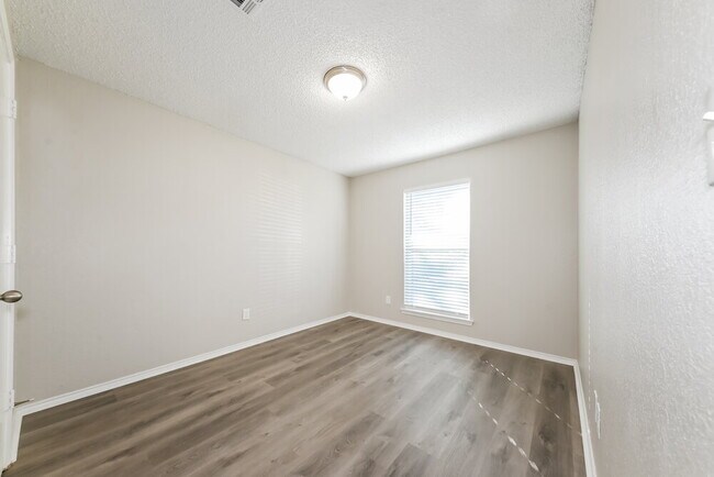 Building Photo - 1101 Twin Cedar Ct