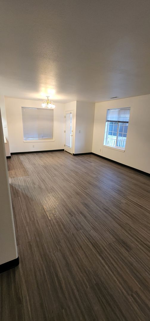 Building Photo - Newly Remodeled 3BR/2BA