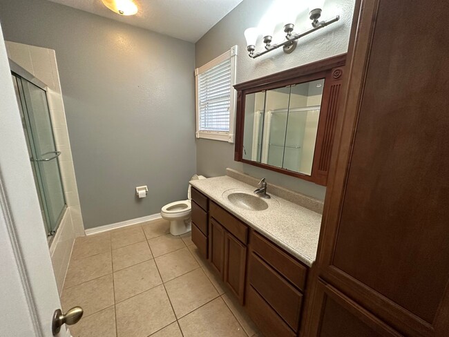 Building Photo - Beautiful 3 bedroom, 2 bath home in the he...