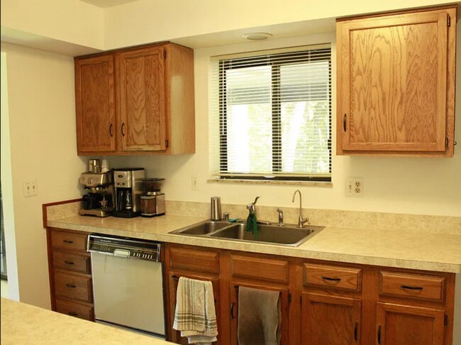 Building Photo - 473 Fairwood Dr