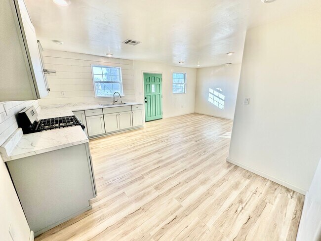 Building Photo - Fully Remodeled 3/2 in Northwest Fresno