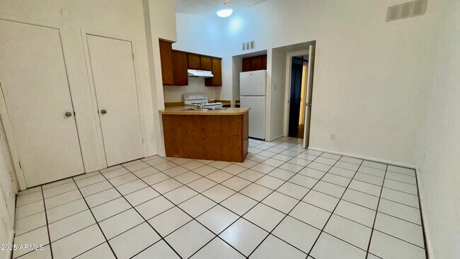 Building Photo - 302 S Westfall Ave