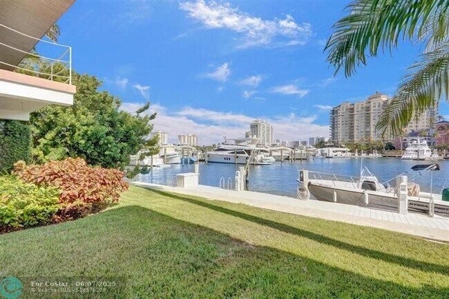 Building Photo - 2760 Yacht Club Blvd