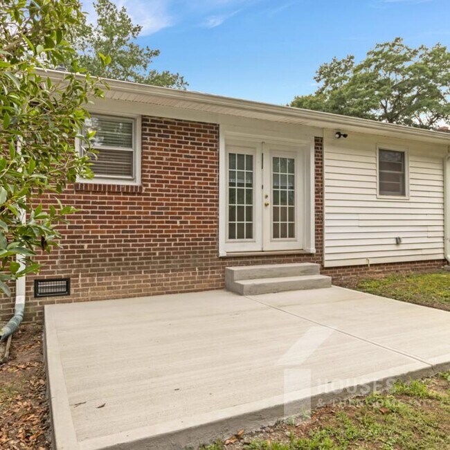 Building Photo - 9 Forestdale Dr