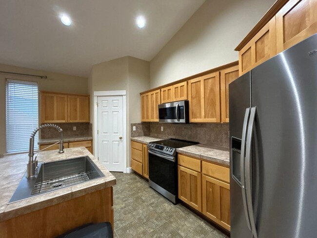 Building Photo - 3 Bedroom / 2 Bathroom House in Prineville...