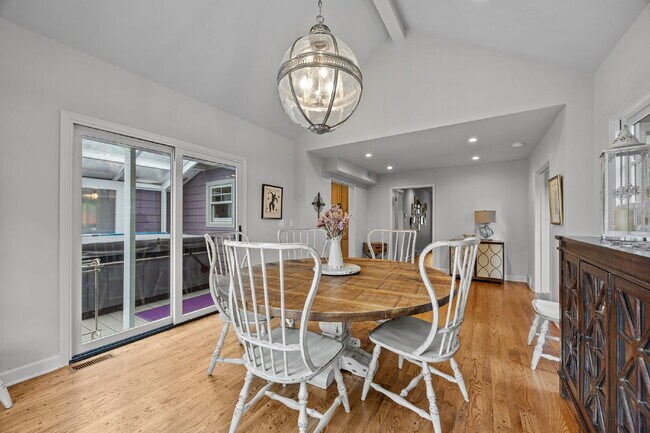 Building Photo - Charming Furnished Estate with Full-Servic...