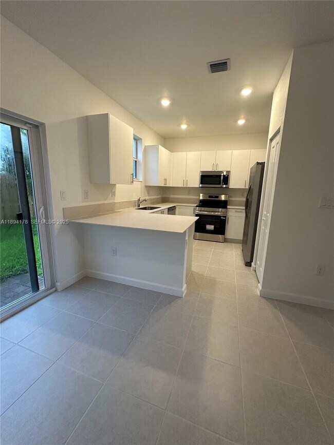 Building Photo - 2534 SE 27th Dr