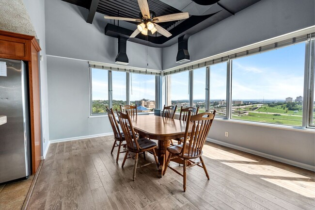 Building Photo - Breathtaking downtown East-facing, penthouse condo - FURNISHED!