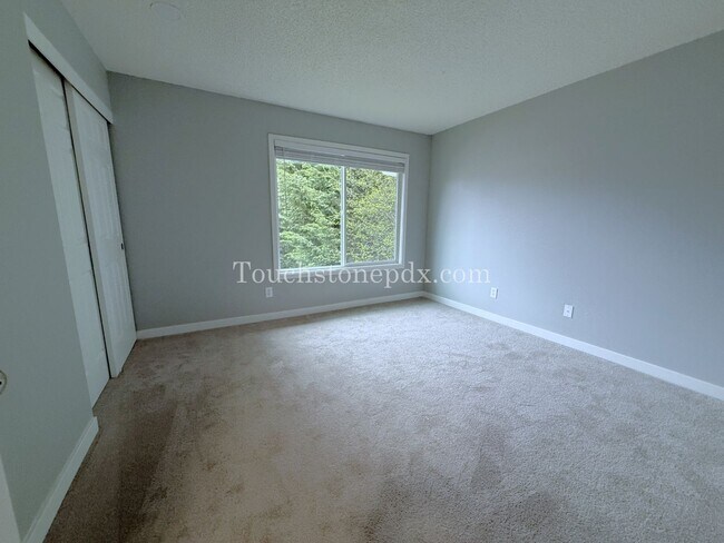 Building Photo - Newly Renovated 2-bedroom Apartment in Skylark Apartments