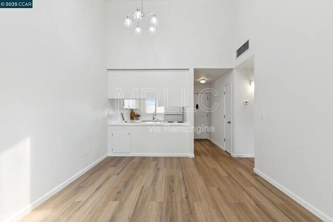 Building Photo - 3847 Vineyard Ave