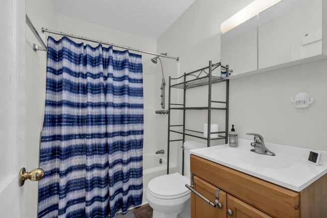 Building Photo - 306-306 Glenwood Cir