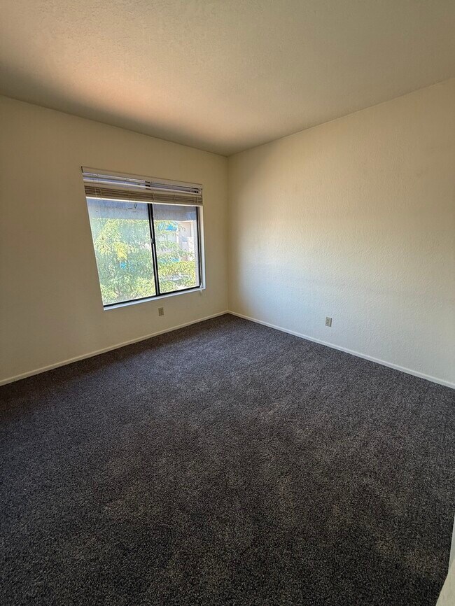 Building Photo - APARTMENT FOR RENT