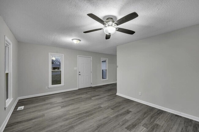 Building Photo - Newly Renovated & Move in ready